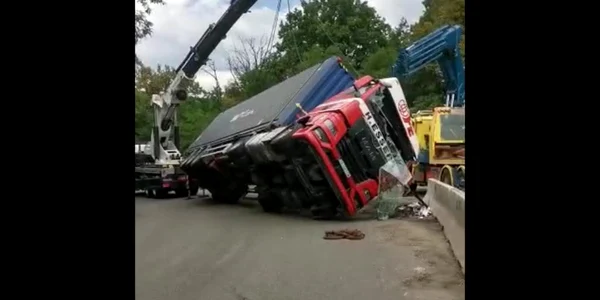 Imagini cu repunerea pe roţi, cu o macara de mare tonaj, a unui TIR bulgăresc răsturnat pe DN 7, Dealul Negru Sursă ISU Vâlcea