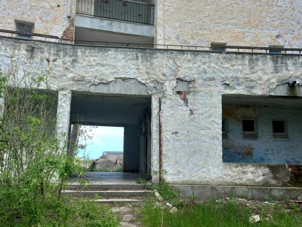 Pereţi care  stau să cadă. Fotografii: MI