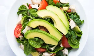 Salată de pui cu avocado jpeg