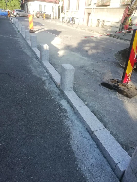 Arhitectul a proiectat un trotuar prea mare și zero locuri de parcare