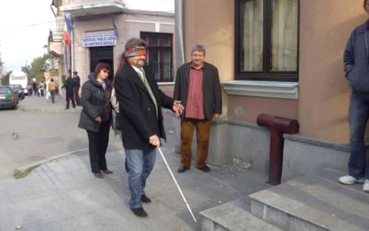 Pictorul Liviu Şoptelea a intrat în pielea unui nevăzător FOTO botosaneanul.ro