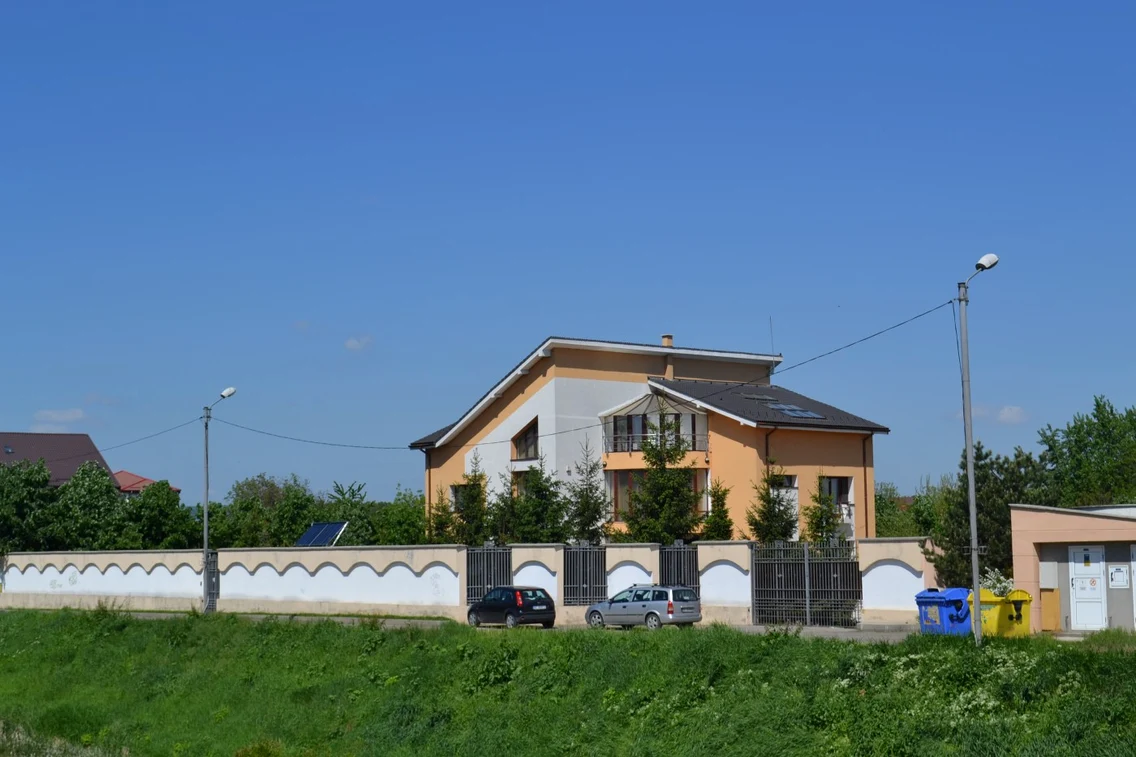 Dragoş Benea are doar două ceasuri şi pământul de sub vila în care locuieşte