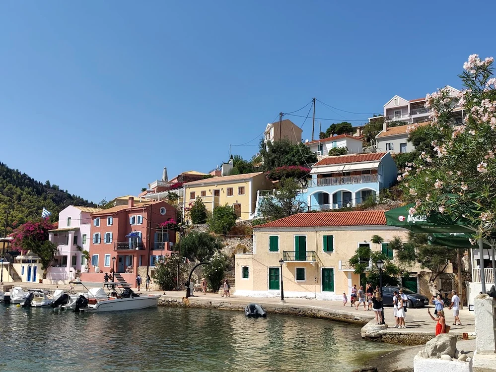 Assos este un sat pitoresc din Kefalonia, Grecia
