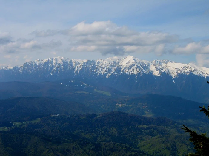 Muntii Bucegi văzuti
de pe Postăvaru