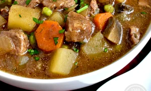 tocanita de vita cu legume jpeg