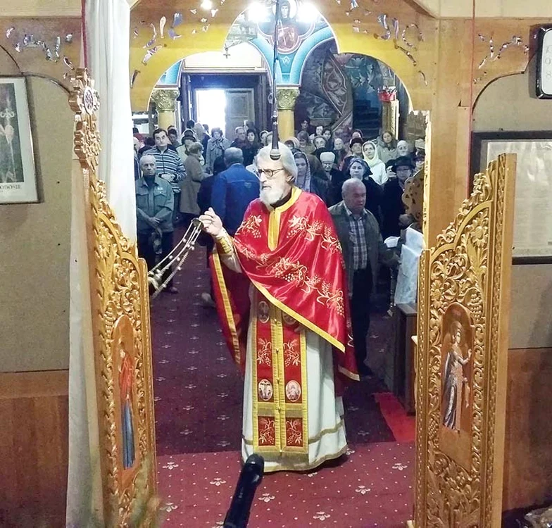 Părintele Nicolae Cristescu,  în timpul slujbei