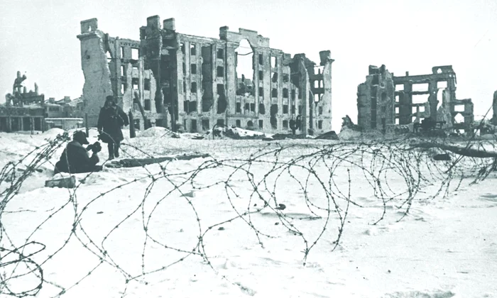 Soldați sovietici, în apropiere de centrul Stalingradului (foto: Profimedia)
