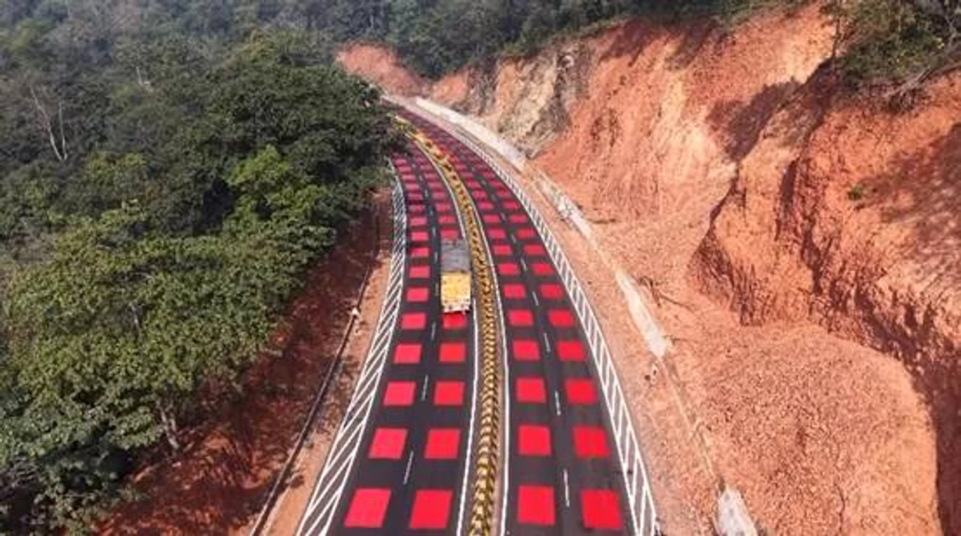 Autostrada cu marcaje roșii în carouri 