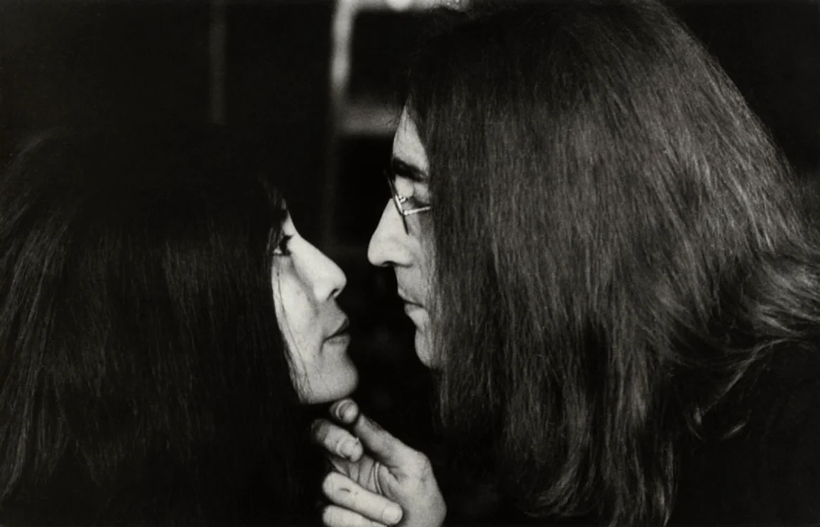 Yoko Ono; John Lennon, de Tom Blau, colecția National Portrait Gallery, Londra