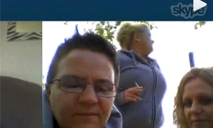 Viorica Culea şi mama ei, Mirela, într o convorbire video pe Internet jpeg