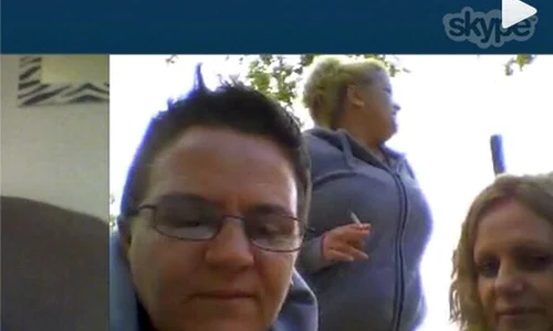 Viorica Culea şi mama ei, Mirela, într o convorbire video pe Internet jpeg
