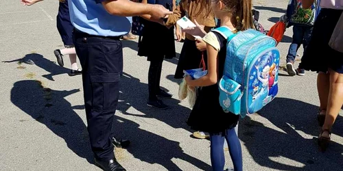 politisti la scoala severin FOTO IPJ Mehedinti