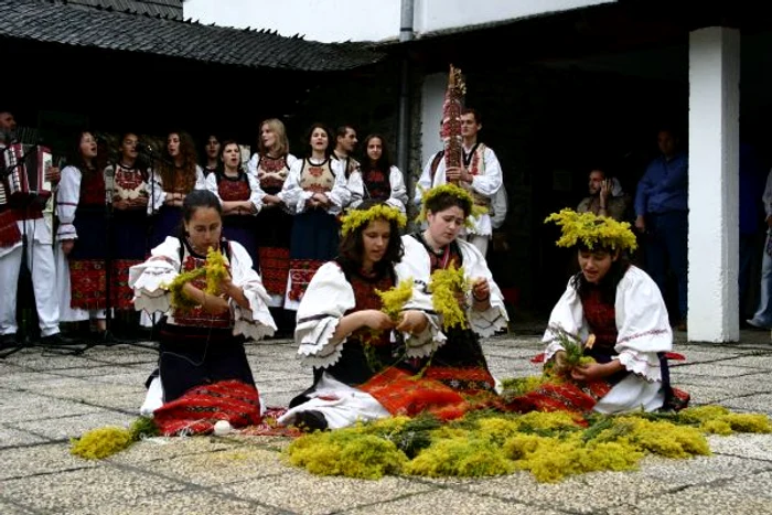 
    Conform datinilor, în ziua de Sânziene fetele tinere află când se căsătoresc   