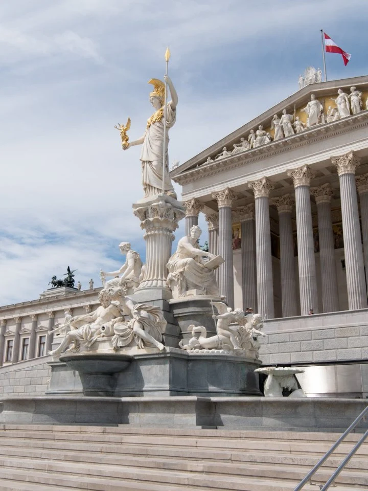 Austria dezvăluie cele mai bizare cereri de la consulate: „Ieri m-am căsătorit, eram beat. Puteți anula asta?”