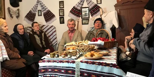 Şezătoarea cu „Înţelepţii satului” despre obiceiurile de altădată la Vâlcea - Vaideeni Foto Asociaţia Culturala Mostenitorii 