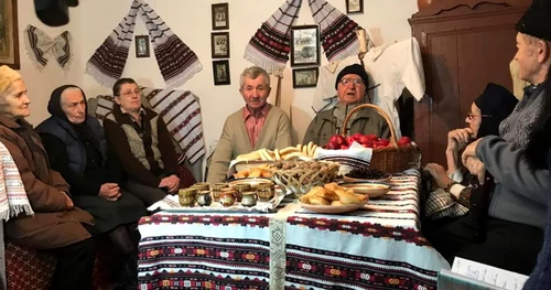 Şezătoarea cu „Înţelepţii satului” despre obiceiurile de altădată la Vâlcea - Vaideeni Foto Asociaţia Culturala Mostenitorii 
