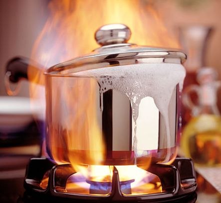 Foc la un bloc din Năvodari: Oamenii scoşi afară. Bătrân refuză îngrijiri medicale. Foc la un bloc din Năvodari: Oamenii scoşi afară. Bătrân refuză îngrijiri medicale.