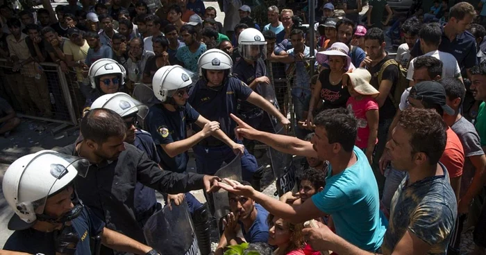 Circa 250.000 de imigranţi ilegali din afara Europei au sosit pe continentul european de la începutul anului în curs, situaţie ce a creat o criză umanitară fără precedent FOTO AP