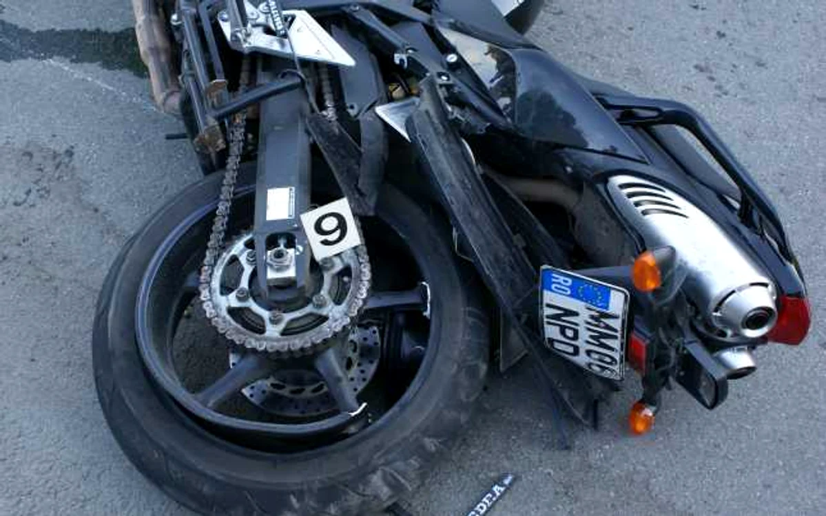 Persoanele aflate pe moped sunt acum la Spitalul Județean Reșița Foto: Arhivă