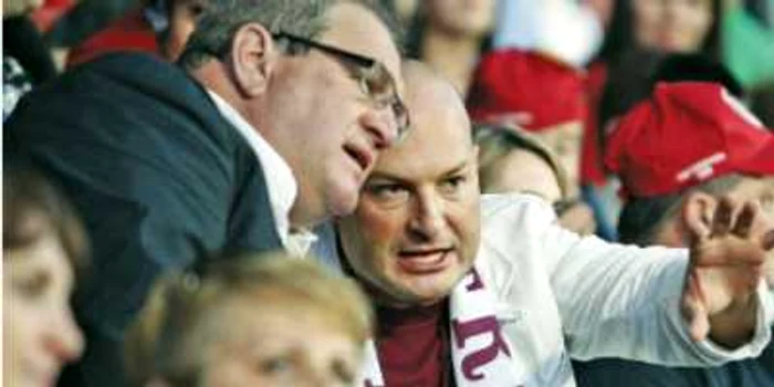 Paszkany (dreapta) pare a-i explica lui Mureşan viziunea sa despre jocul pe care trebuie să-l practice jucătorii