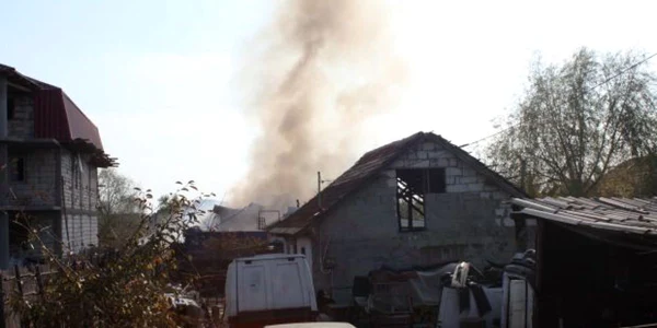 Incendiul a pornit de la o ţigare aruncată la întâmplare 