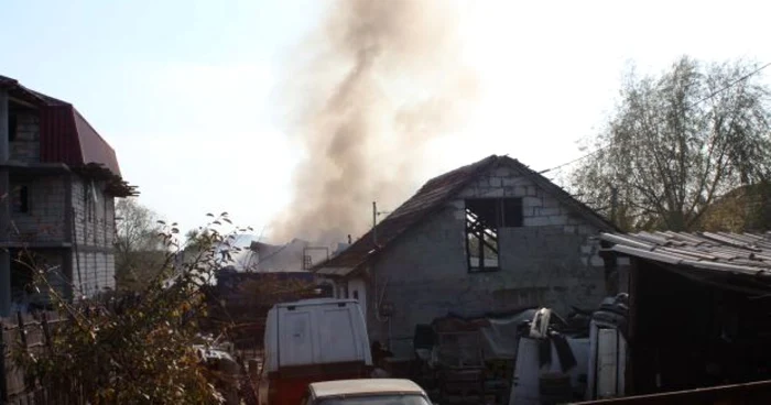 Incendiul a pornit de la o ţigare aruncată la întâmplare