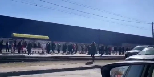 ucraineni care stau la coada la magazine foto captura