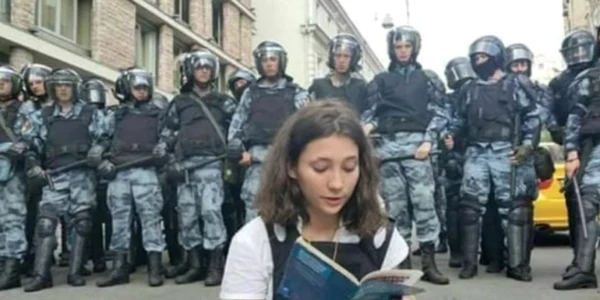 Olga Misik avea 17 ani când a citit din Constituţie poliţiştilor la protestele de la Moscova din 2019 FOTO captură Twitter