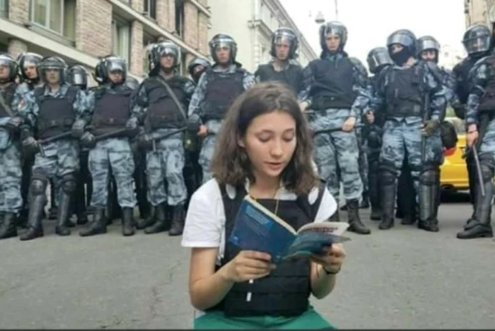 Olga Misik avea 17 ani când a citit din Constituţie poliţiştilor la protestele de la Moscova din 2019 FOTO captură Twitter