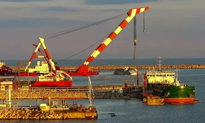 Operatiune de ranfluare a navei din Portul Midia FOTO GSP