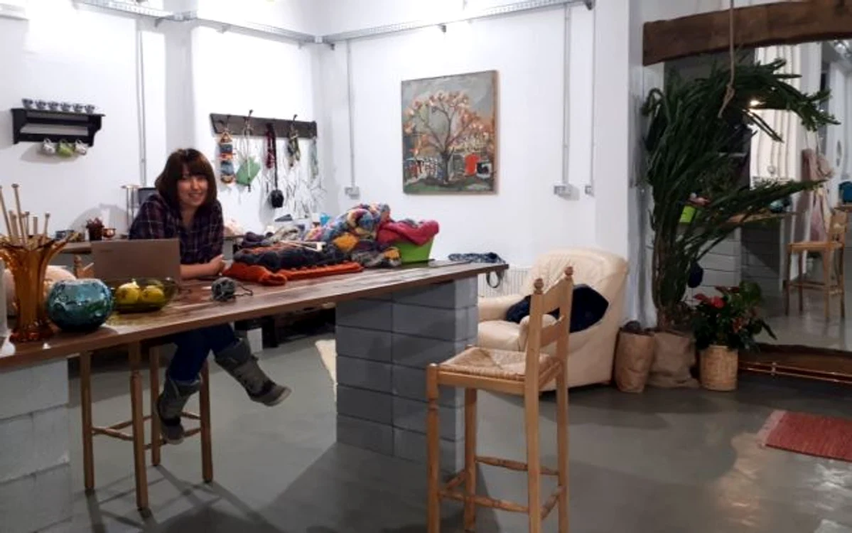 Andrea Denes, în atelierul său de tricotat FOTO Andreea Vilcovschi