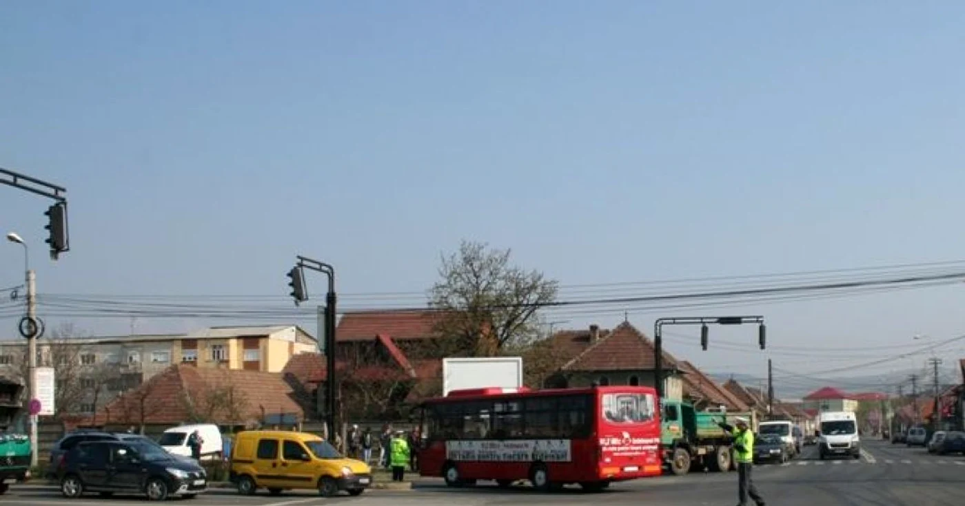 Accidentul a avut loc pe B-dul Republicii, la intersecţia semaforizată cu strada Tudor Vladimirescu