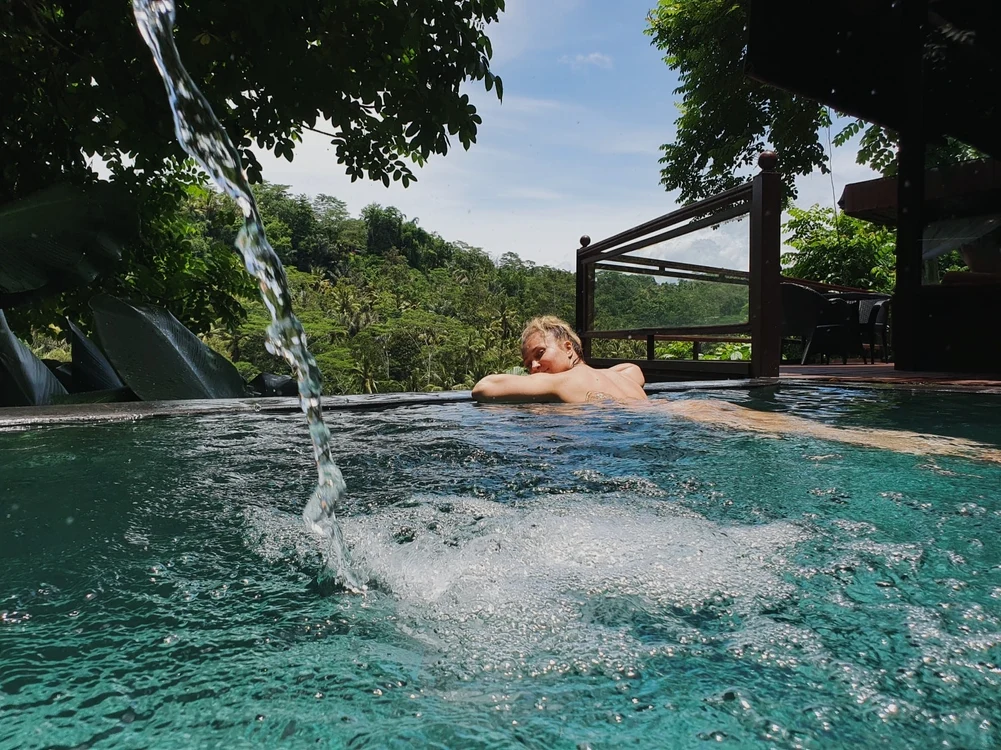 Nu merge la plajă, dar se bălăcește zilnic în piscina din curte