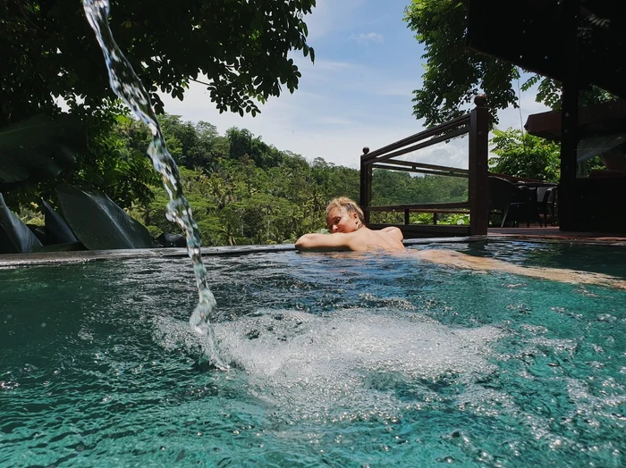 Nu merge la plajă, dar se bălăcește zilnic în piscina din curte
