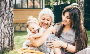 Mama - bunica- copil - generatii - pensionara - FOTO Shutterstock