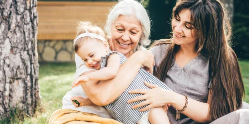 Mama - bunica- copil - generatii - pensionara - FOTO Shutterstock