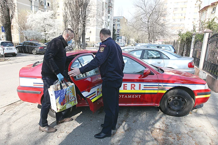 Voluntarii vin să ia pachetele pentru cei izolați sau săraci
