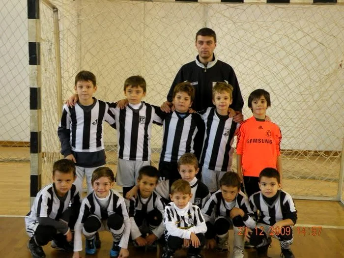 La Sportul, cu Stavrică. Radu e primul din stânga, rândul de sus  FOTO Colecția personală