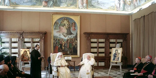 Papa Ioan Paul al II lea s a întâlnit, în iunie 1999, cu Patriarhul Teoctist, cu prilejul primei vizite făcute de un Suveran Pontif într o țară ortodoxă jpeg