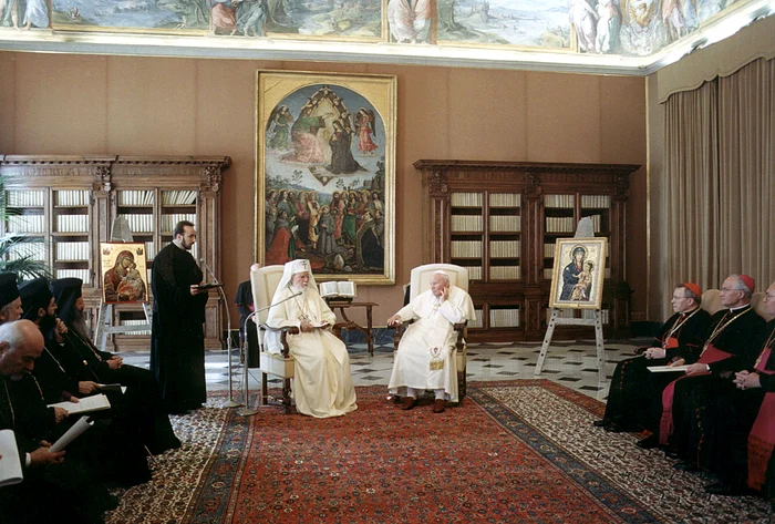 Papa Ioan Paul al II-lea și Patriarhul Teoctist, la București. FOTO: Arhivă Adevărul