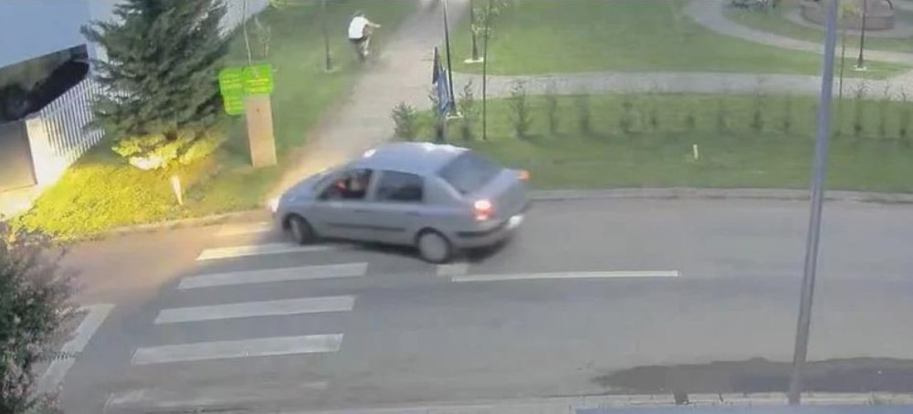 Doi copii pe biciclete, urmăriți de un bărbat cu mașina pe aleile unui parc din Timiș. Ce a păţit şoferul agresiv