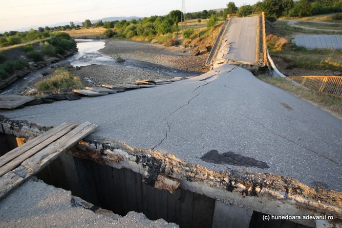 Podul de peste Strei va fi refăcut. FOTO: Daniel Guţă. ADEVĂRUL.