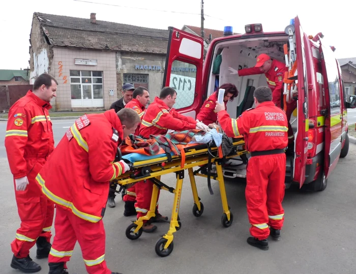 Victima a fost transportată la spital. FOTOArhivă.