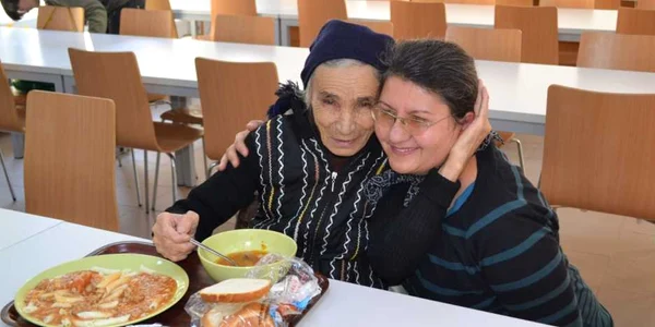 Doamna Elena alături de Florica Bercaru