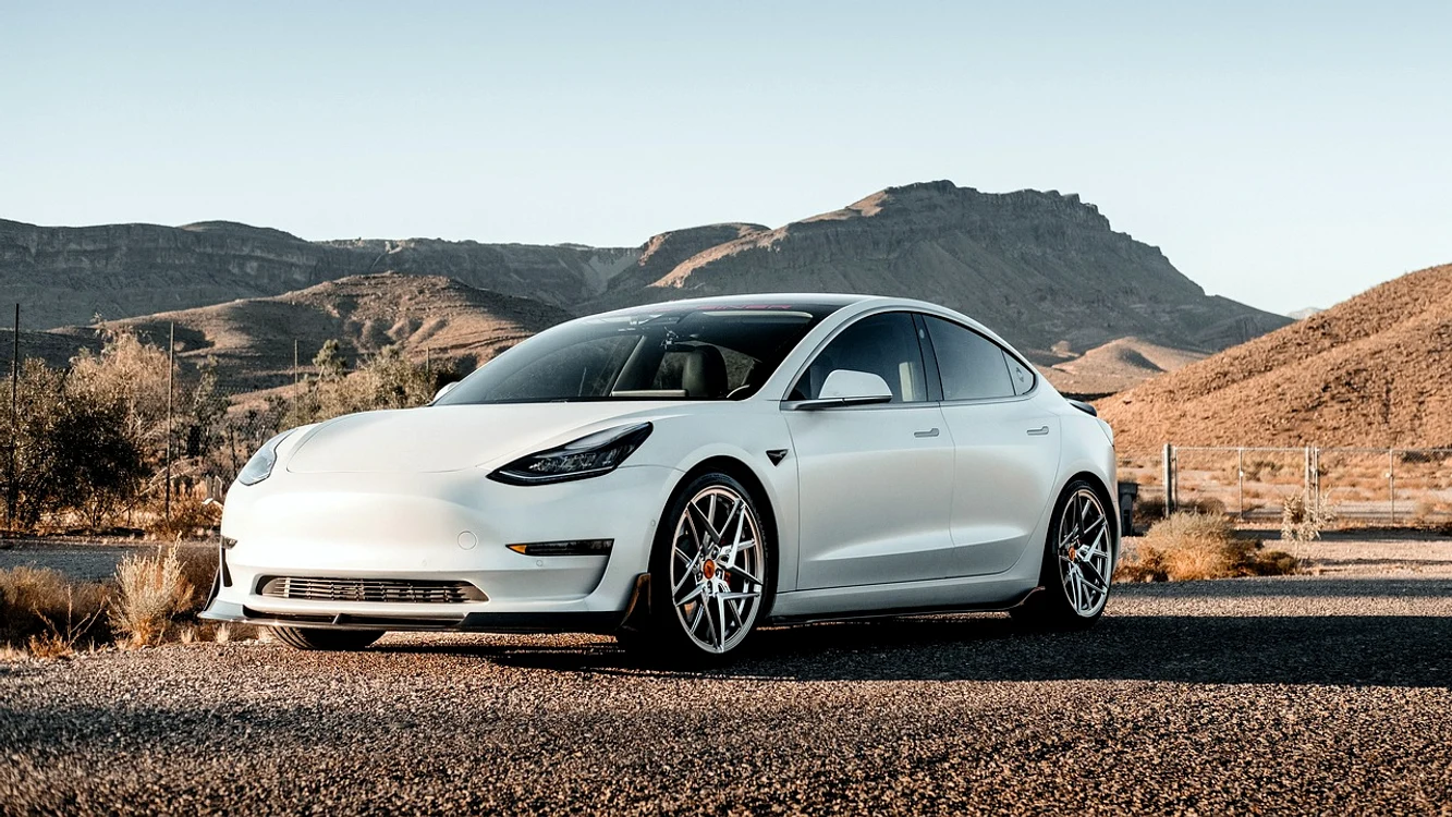 Mașină Tesla electrică