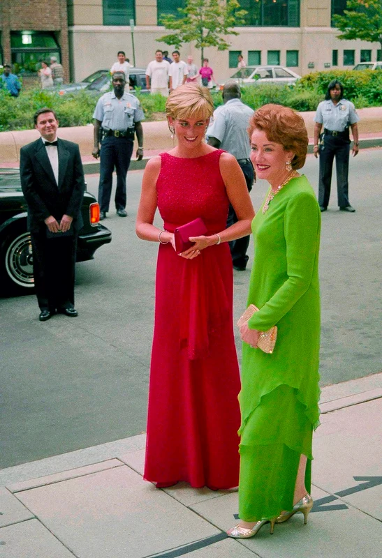 Prințesa Diana la gala Crucii Roșii din Washington, iunie 1997, în rochie roșie creată de Jacques Azagury profimedia 0595638132 jpg