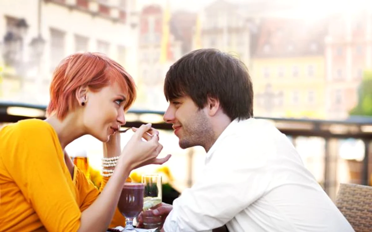 La 20 de ani întâlnirile sunt bazate pe ceea ce eşti, la 30 pe ceea ce faci. FOTO Shutterstock