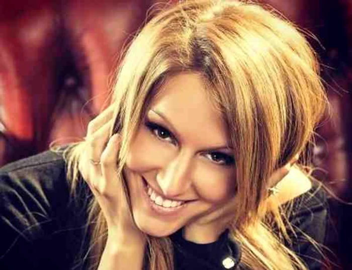 Rafaella Szabo s-a născut la Braşov, dar a plecat de mică în Belgia, cu părinţii