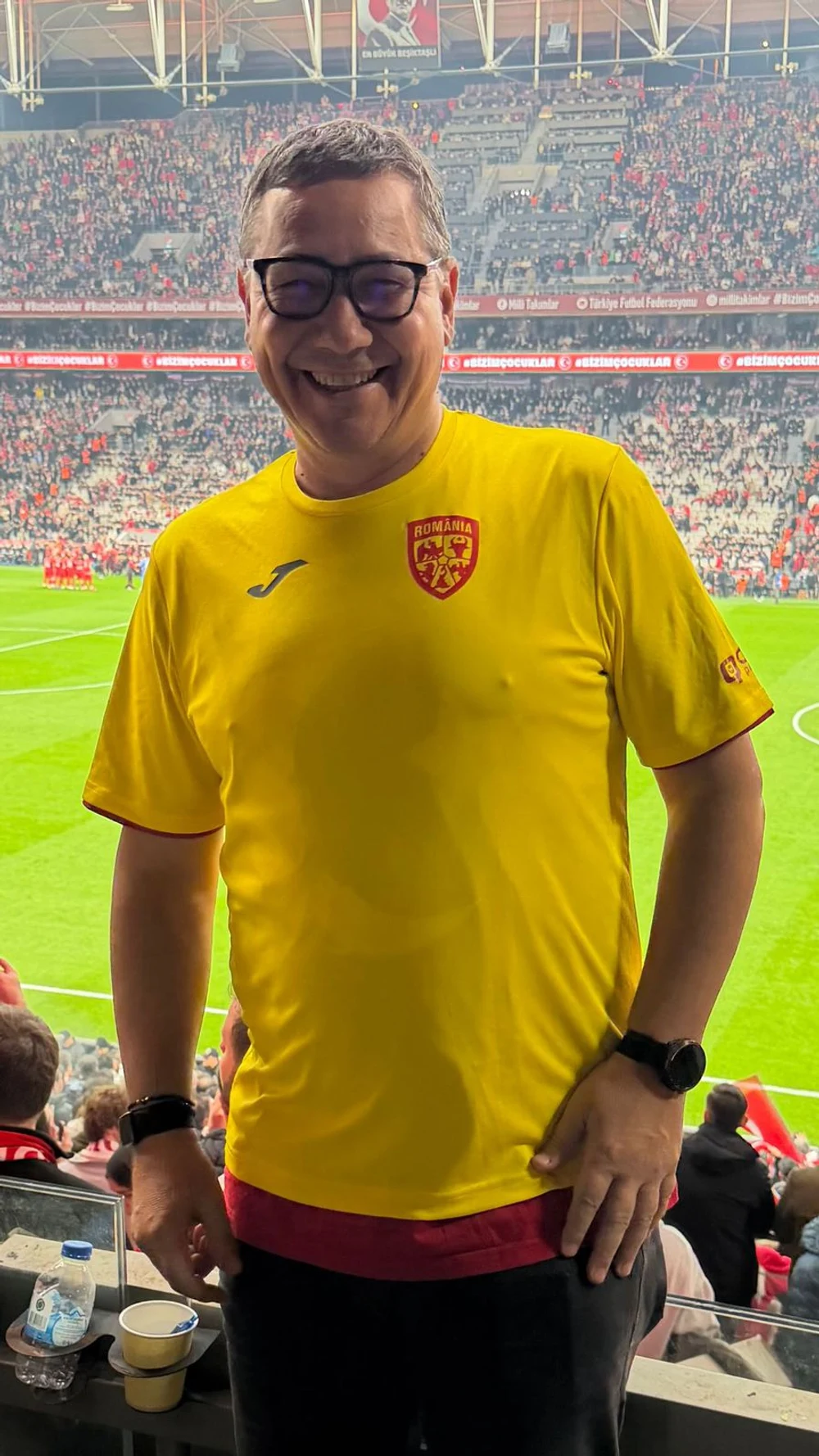 Gestul neașteptat al lui Victor Ponta la Istanbul. De ce a purtat tricourile ambelor echipe: „Este un mesaj pentru oamenii inteligenți!”