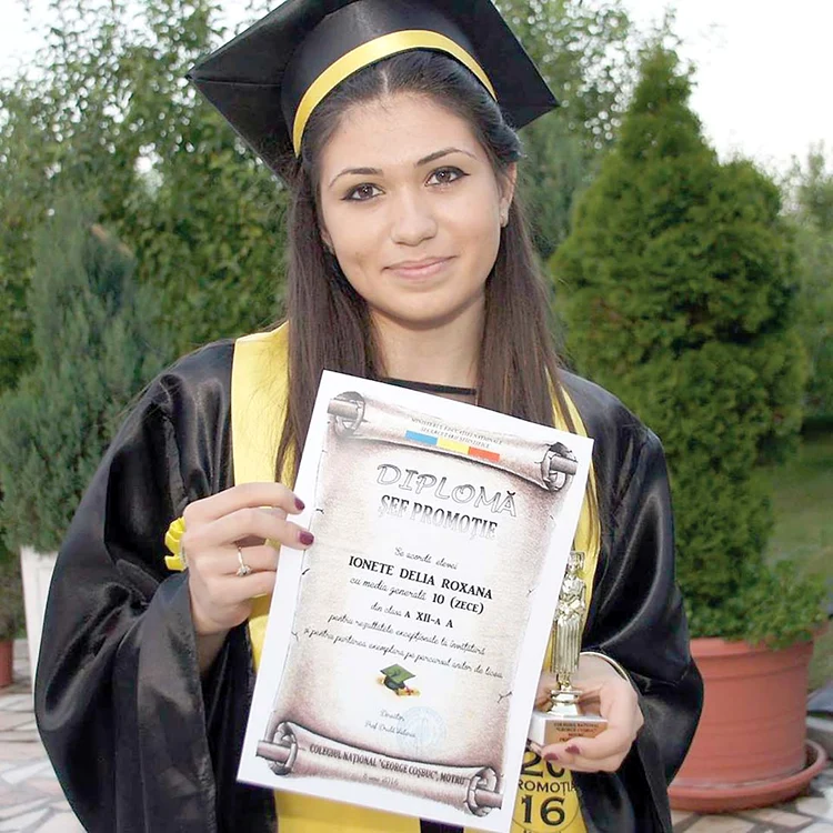 
    Delia e mândră de rezultatele de la BAC  